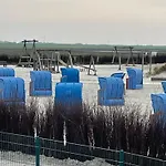 Nordseekueste Am Deich Mit Schoenem Garten *