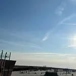 Nordseekueste Am Deich Mit Schoenem Garten *