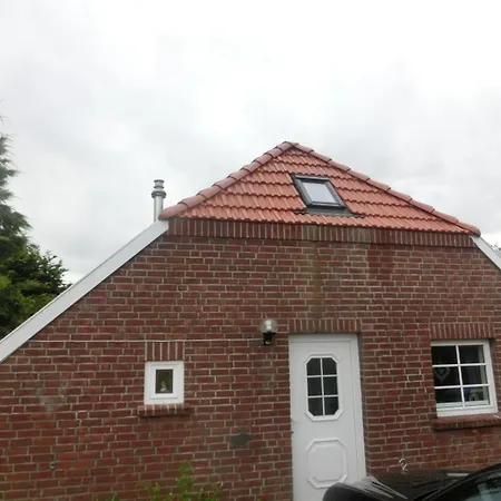 Nordseekueste Am Deich Mit Schoenem Garten