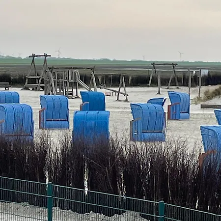 Nordseekueste Am Deich Mit Schoenem Garten *