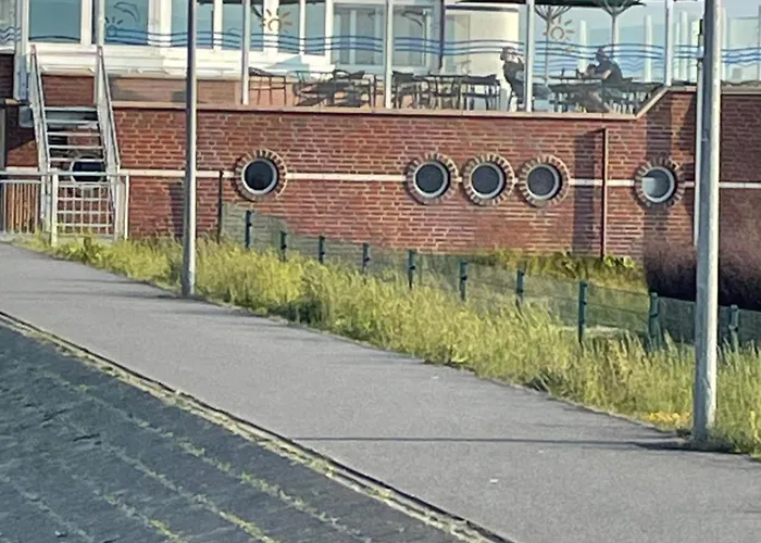 Nordseekueste Am Deich Mit Schoenem Garten Neßmersiel